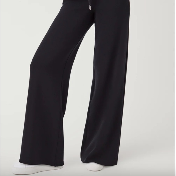 SPANX® AirEssentials Wide Leg Pant 29” inseam - Picture 2 of 8